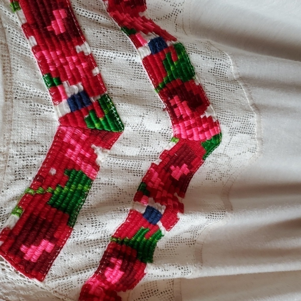 Free People creme blouse  red needlework stripe Lace inset Hi Lo Size medium NWT - Picture 3 of 14